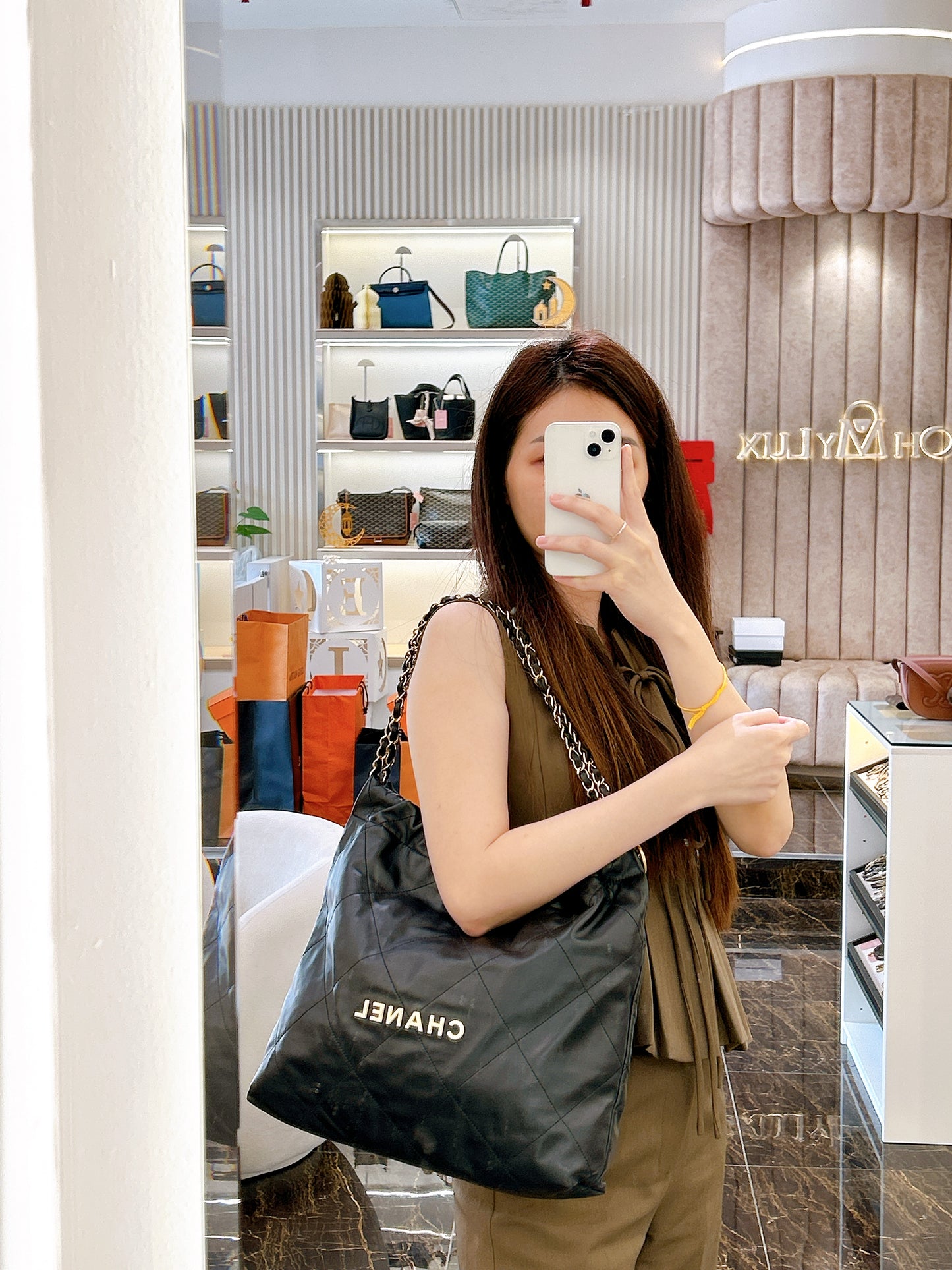 Chanel 22 Medium in Black