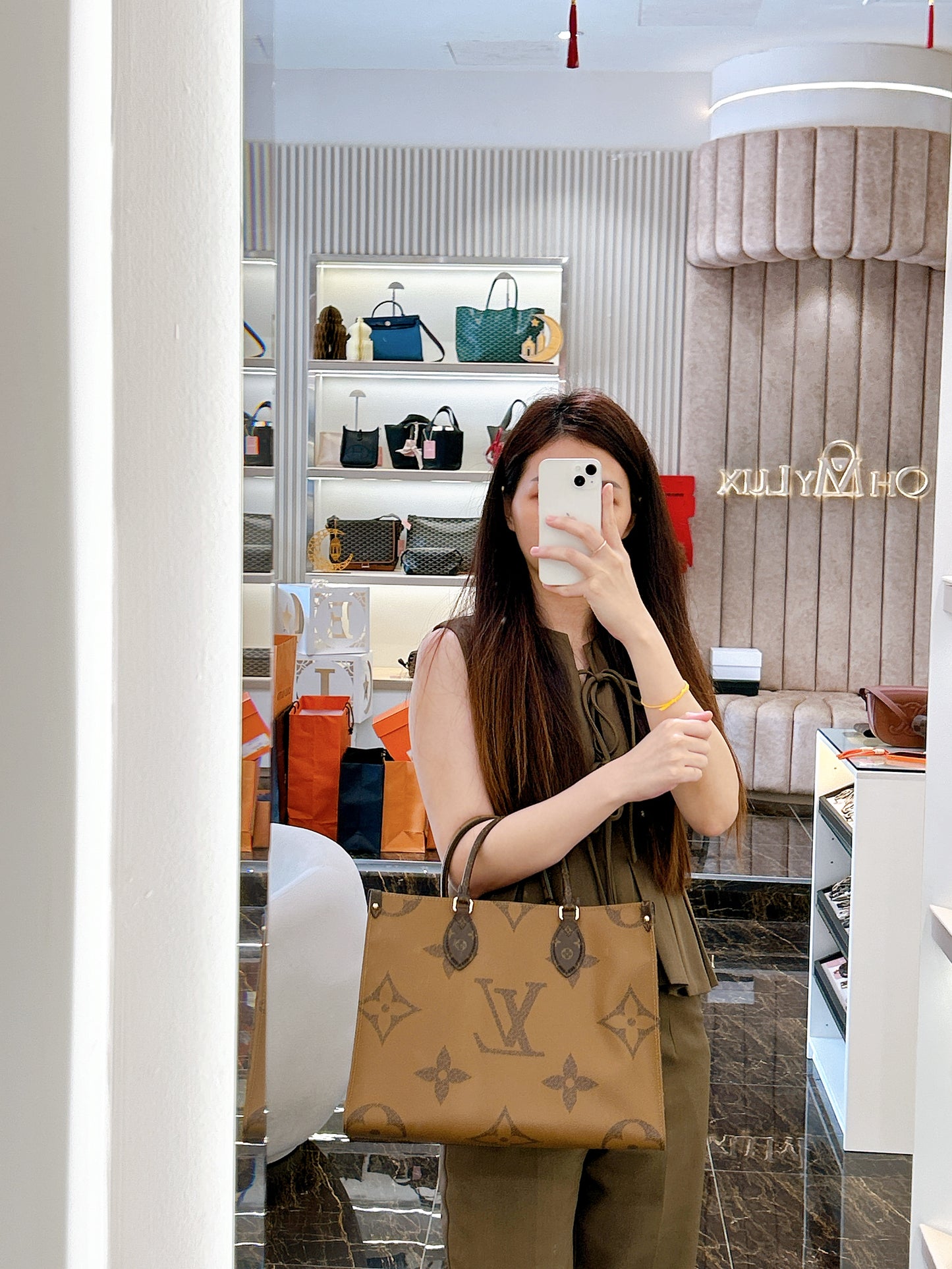 LV On The Go MM in Reverse Monogram