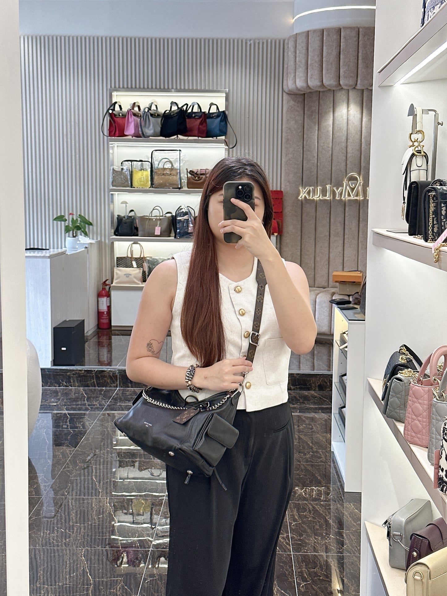 LV Carryall Vibe Pm in Black