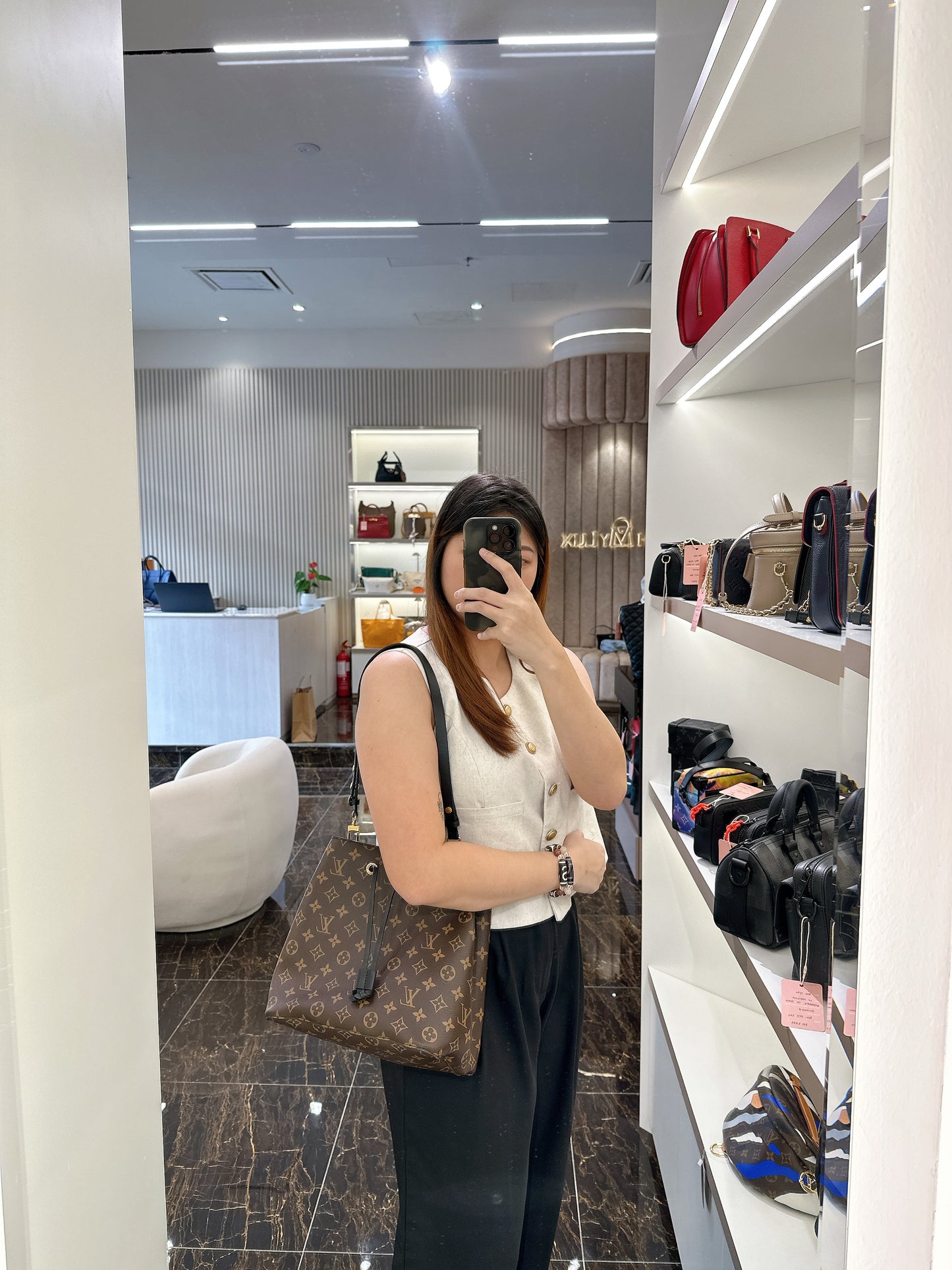 LV Monogram Neo Noe MM in Black