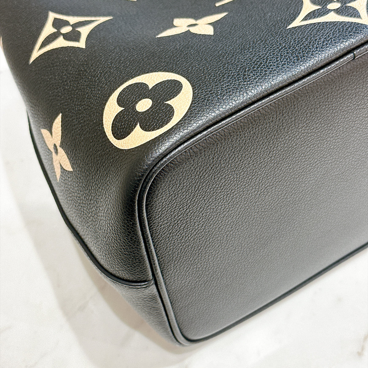 LV Neo Noe MM Bicolour In Black / Creme