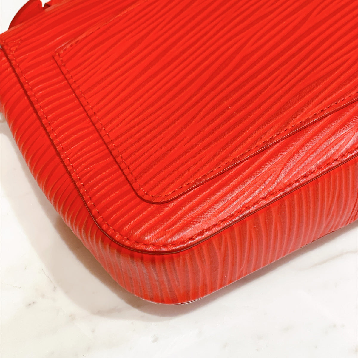 LV Monceau Distorted Epi XL in Red