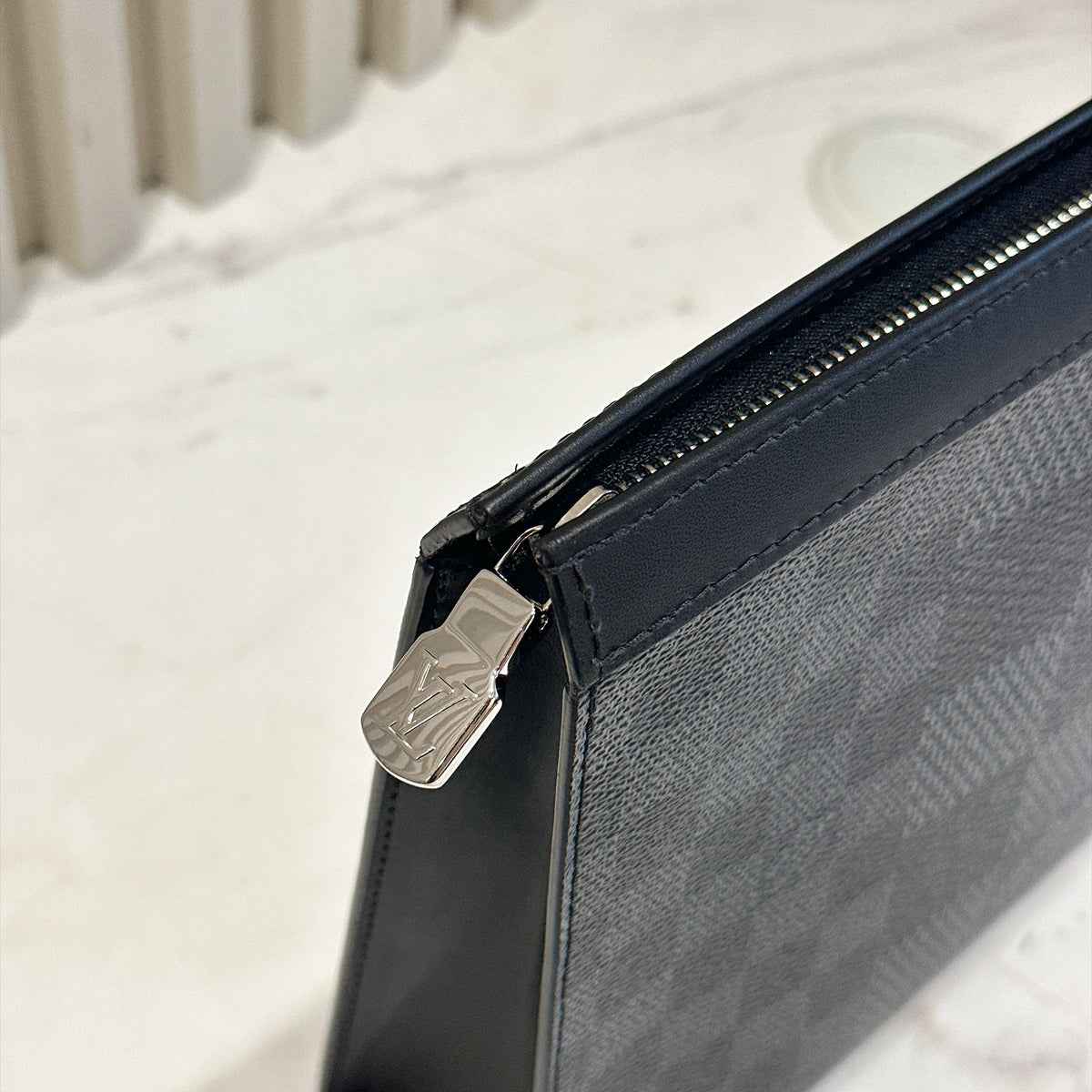 LV Voyage Pochette Damier Graphite 3D