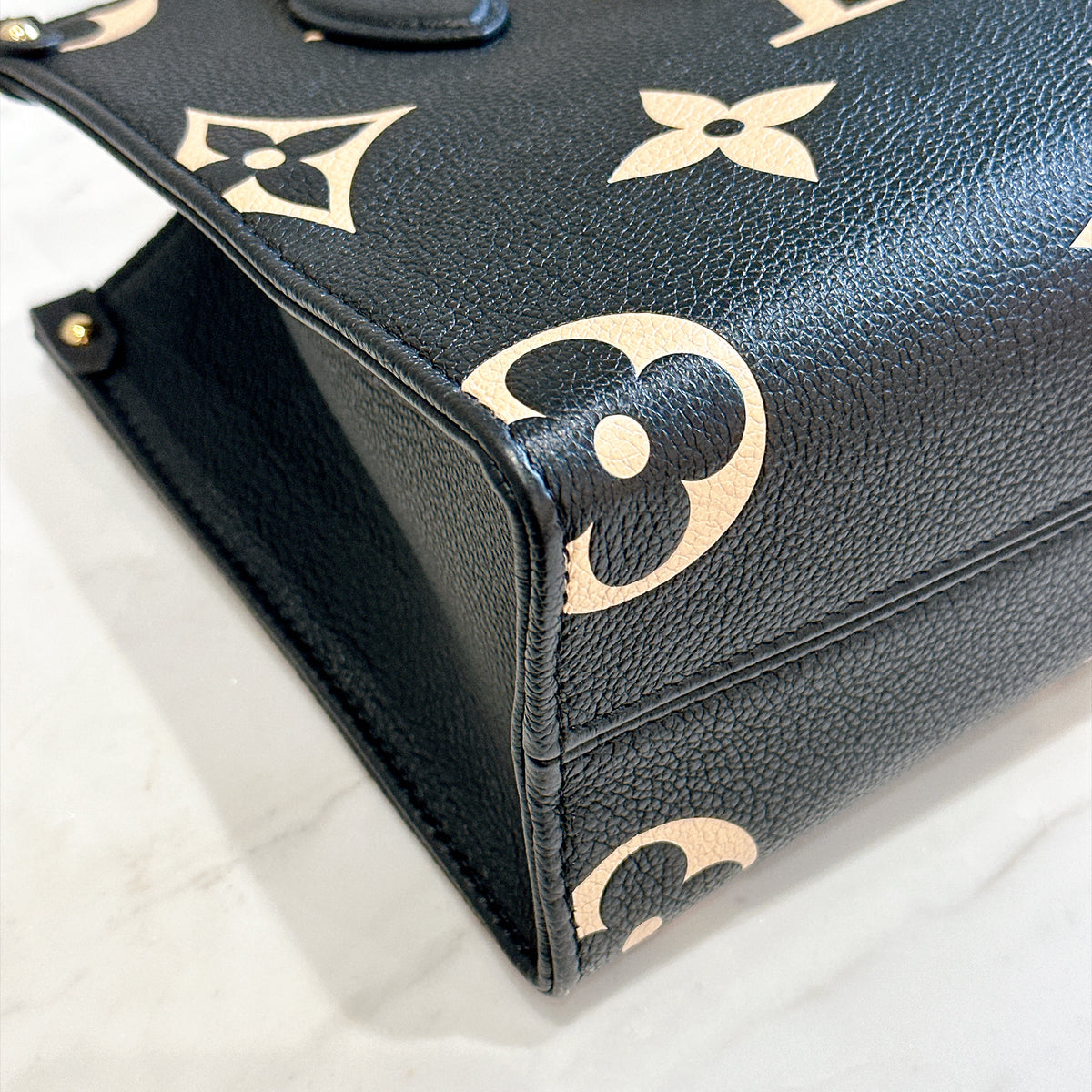 LV On The Go PM in Black/Creme