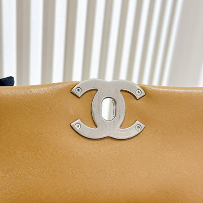Chanel 19 Beige in Small Lambskin
