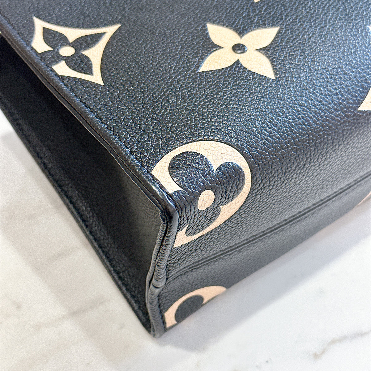 LV On The Go PM in Black/Creme