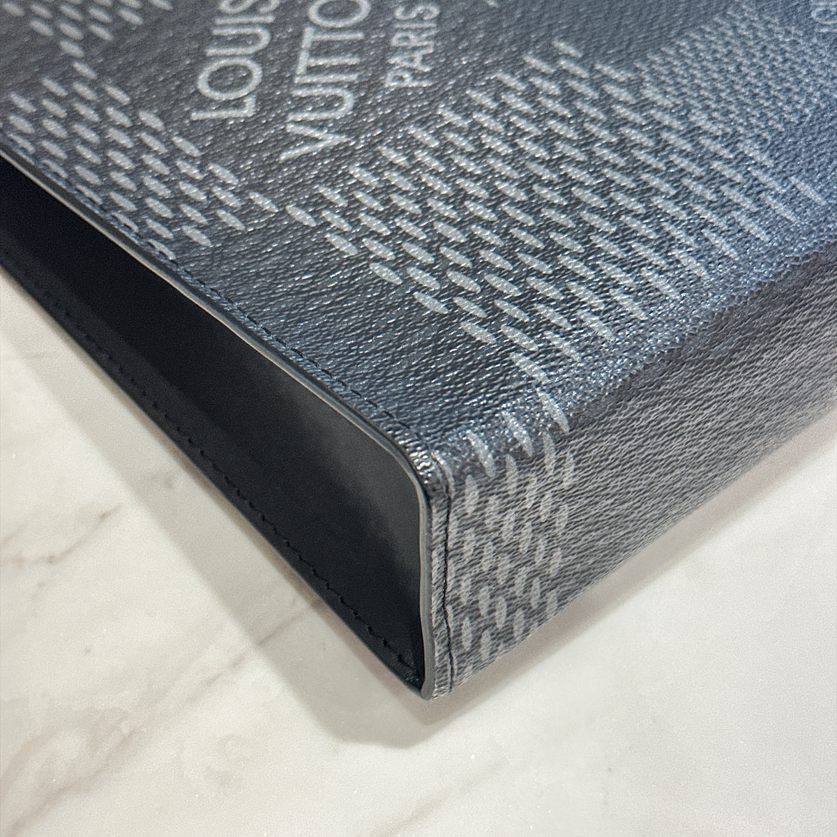 LV Voyage Pochette Damier Graphite 3D