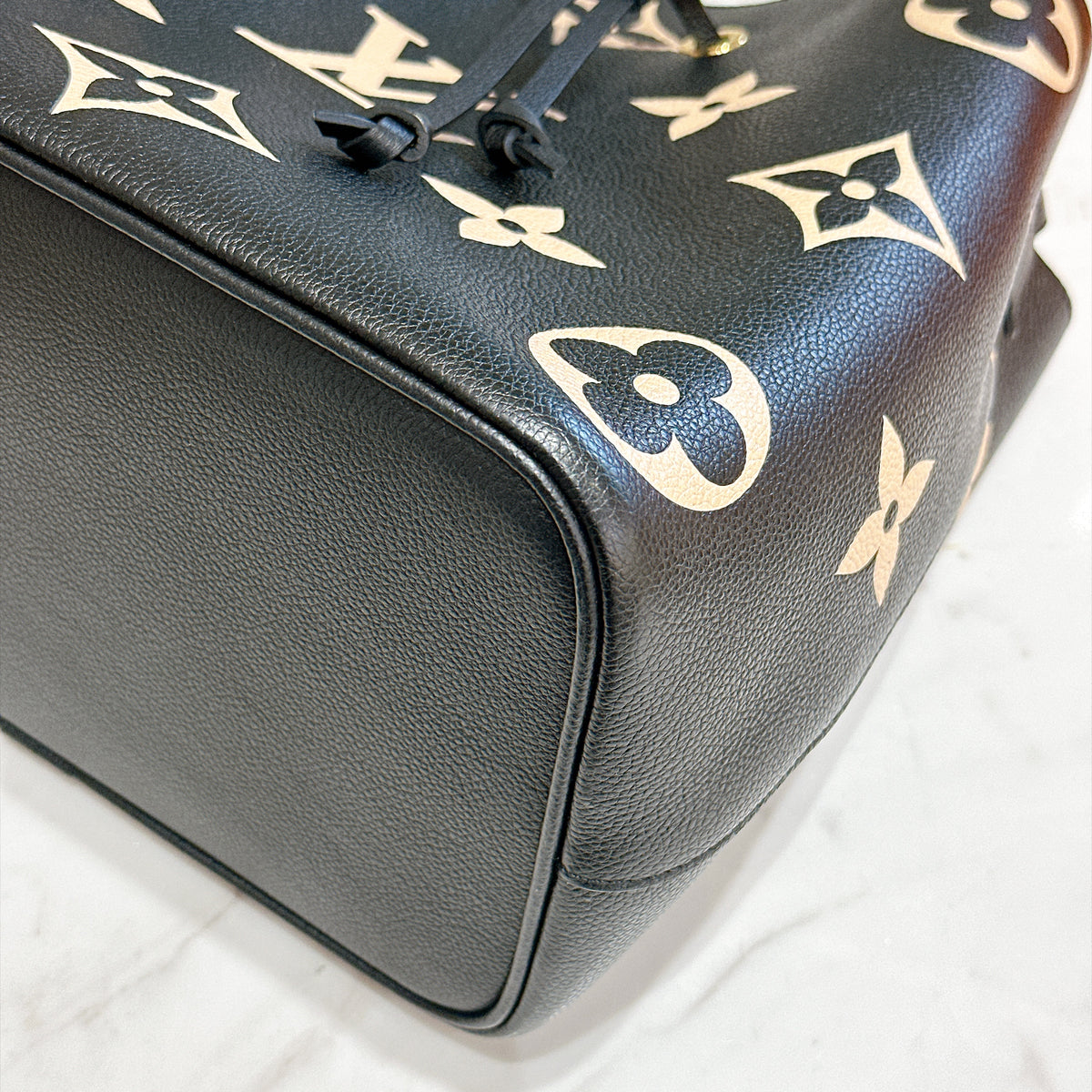 LV Neo Noe MM Bicolour In Black / Creme