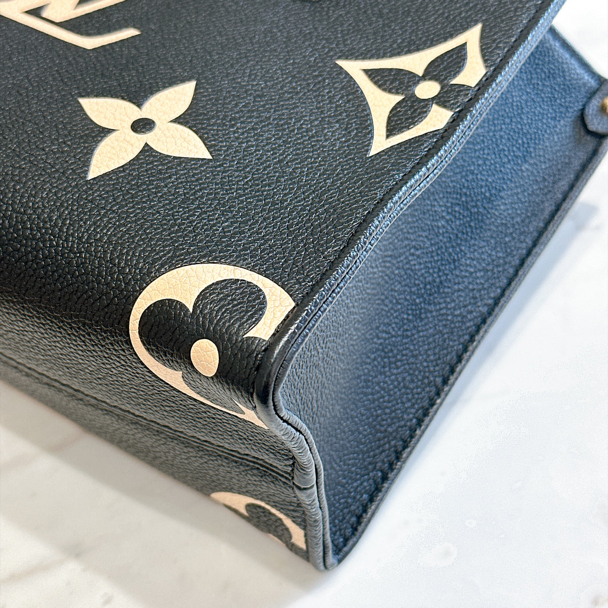 LV On The Go PM in Black/Creme