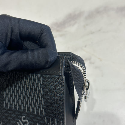 LV Voyage Pochette Damier Graphite 3D