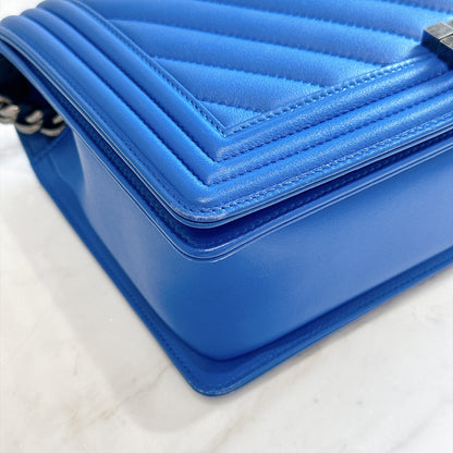 Chanel Chevron Boy New Medium in Blue Calfskin