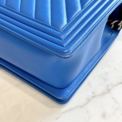 Chanel Chevron Boy New Medium in Blue Calfskin