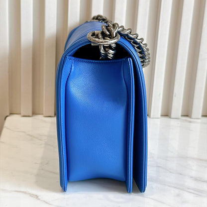 Chanel Chevron Boy New Medium in Blue Calfskin
