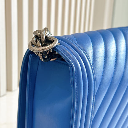Chanel Chevron Boy New Medium in Blue Calfskin