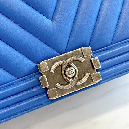 Chanel Chevron Boy New Medium in Blue Calfskin