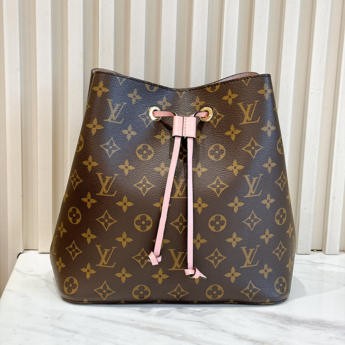 LV Neo Noe MM in Pink