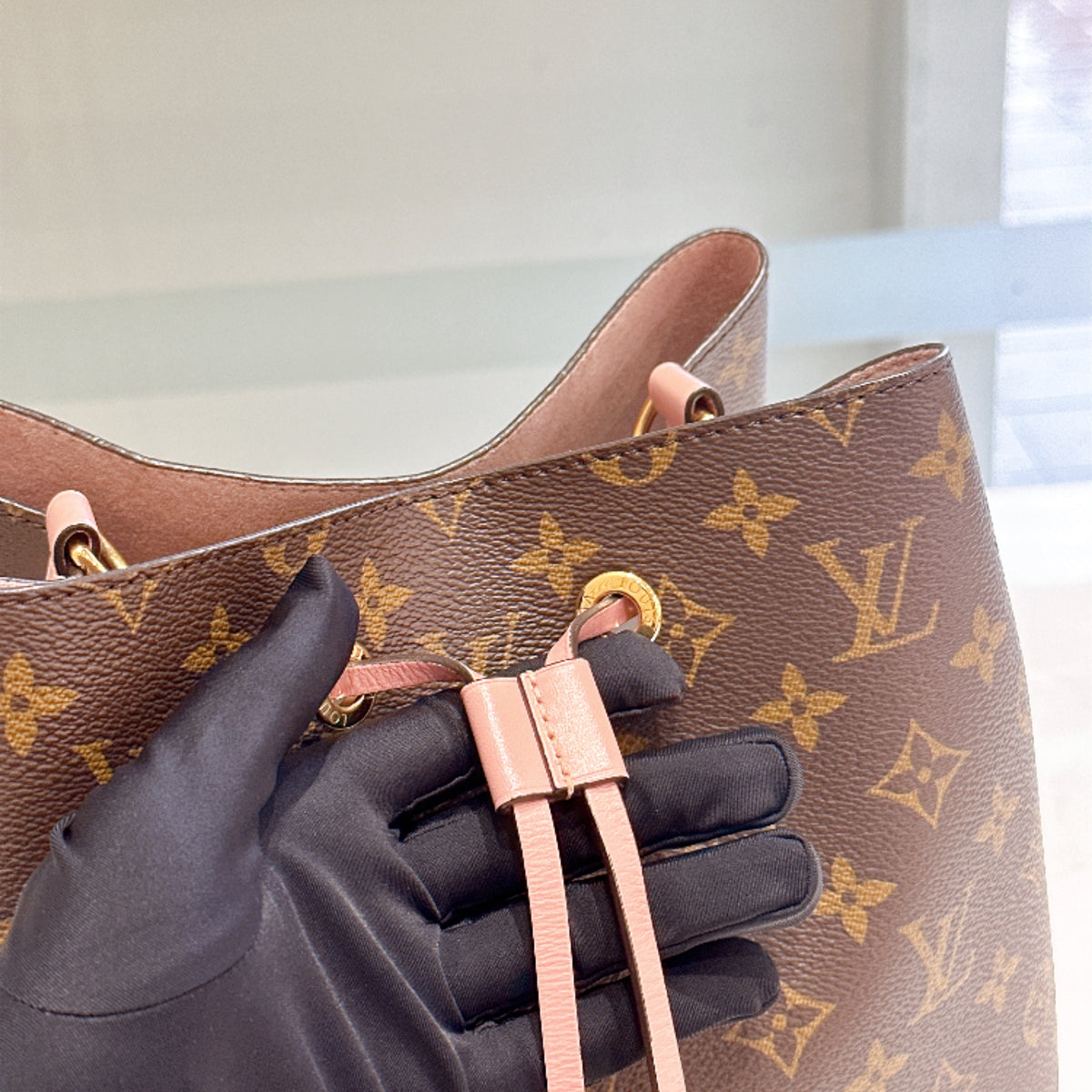LV Neo Noe MM in Pink