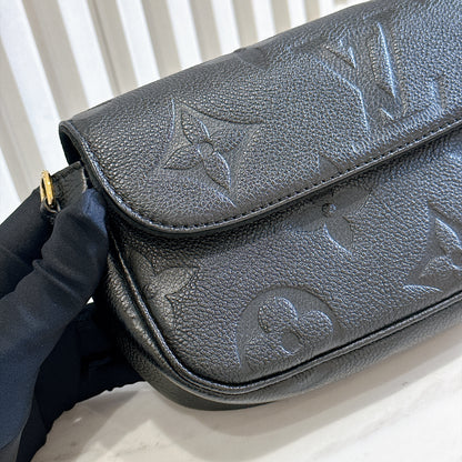 LV Ivy WOC in Black
