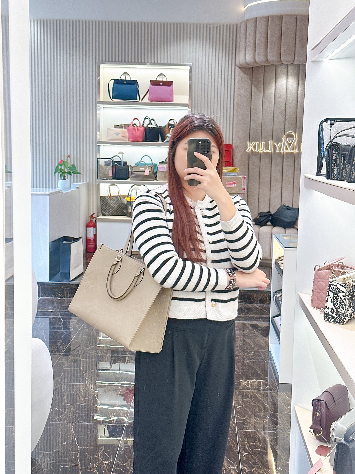 LV On The GO MM in Tourterelle Empreinte Leather