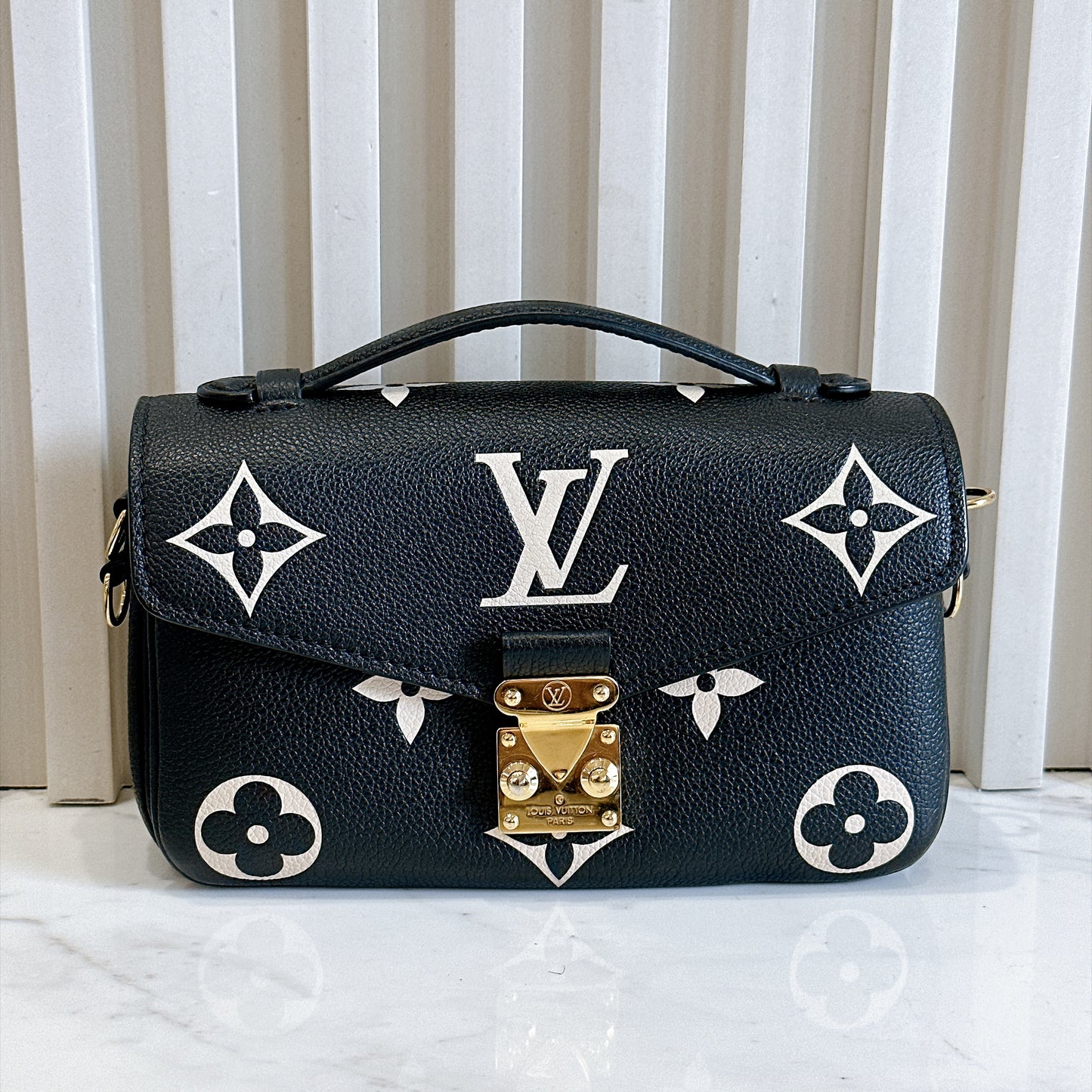 LV Pochette Metis East West in Black/Creme