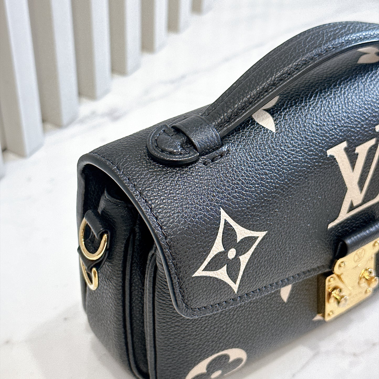LV Pochette Metis East West in Black/Creme