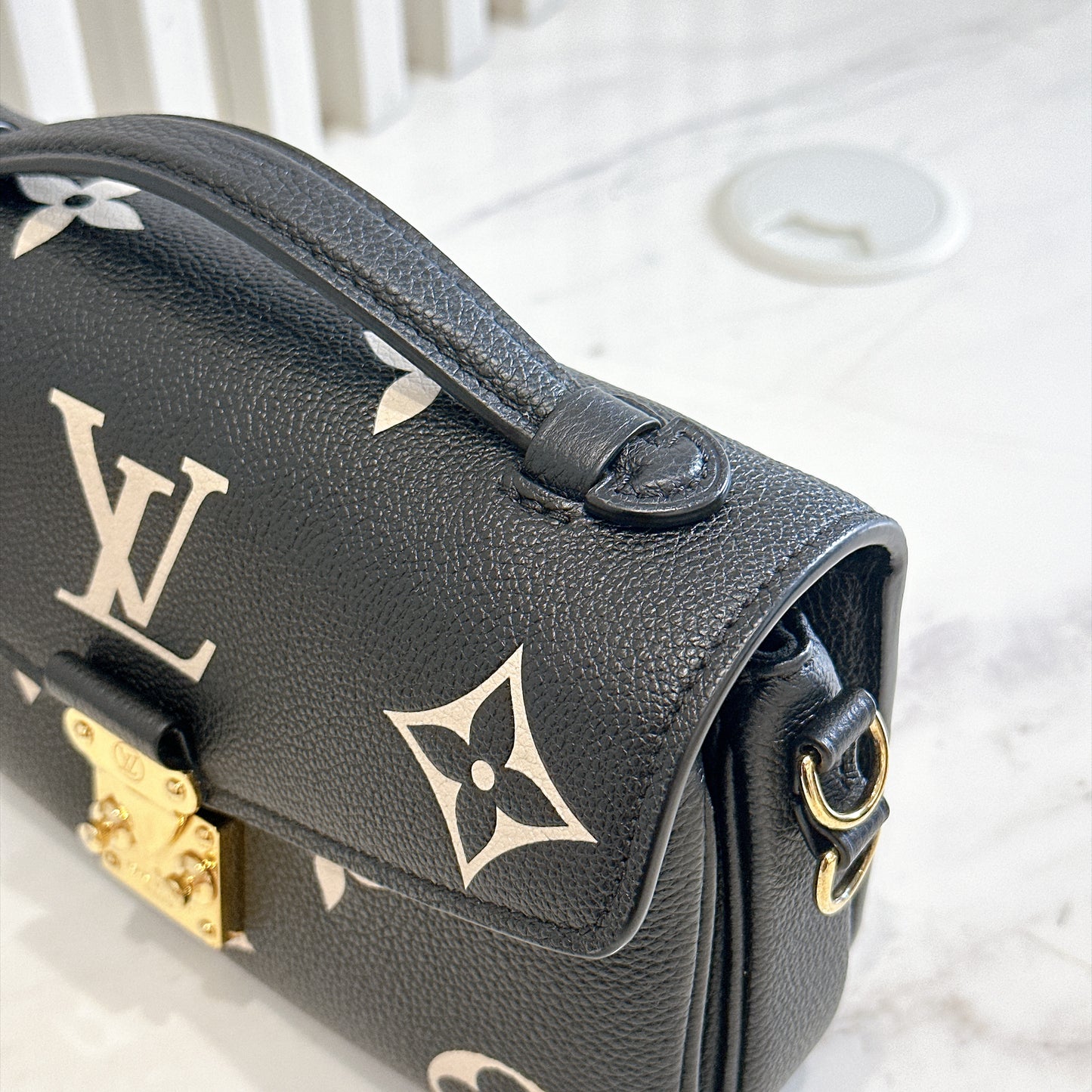 LV Pochette Metis East West in Black/Creme
