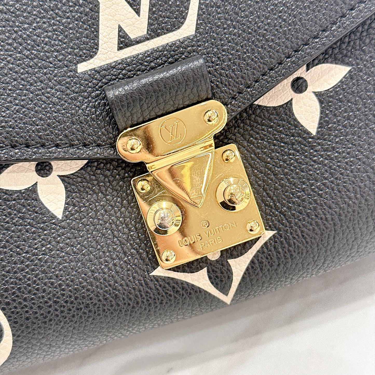 LV Pochette Metis East West in Black/Creme