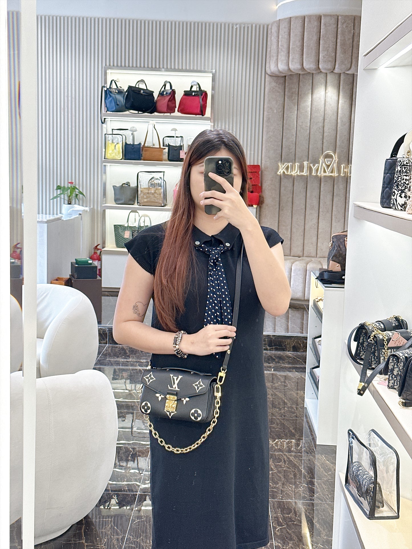 LV Pochette Metis East West in Black/Creme