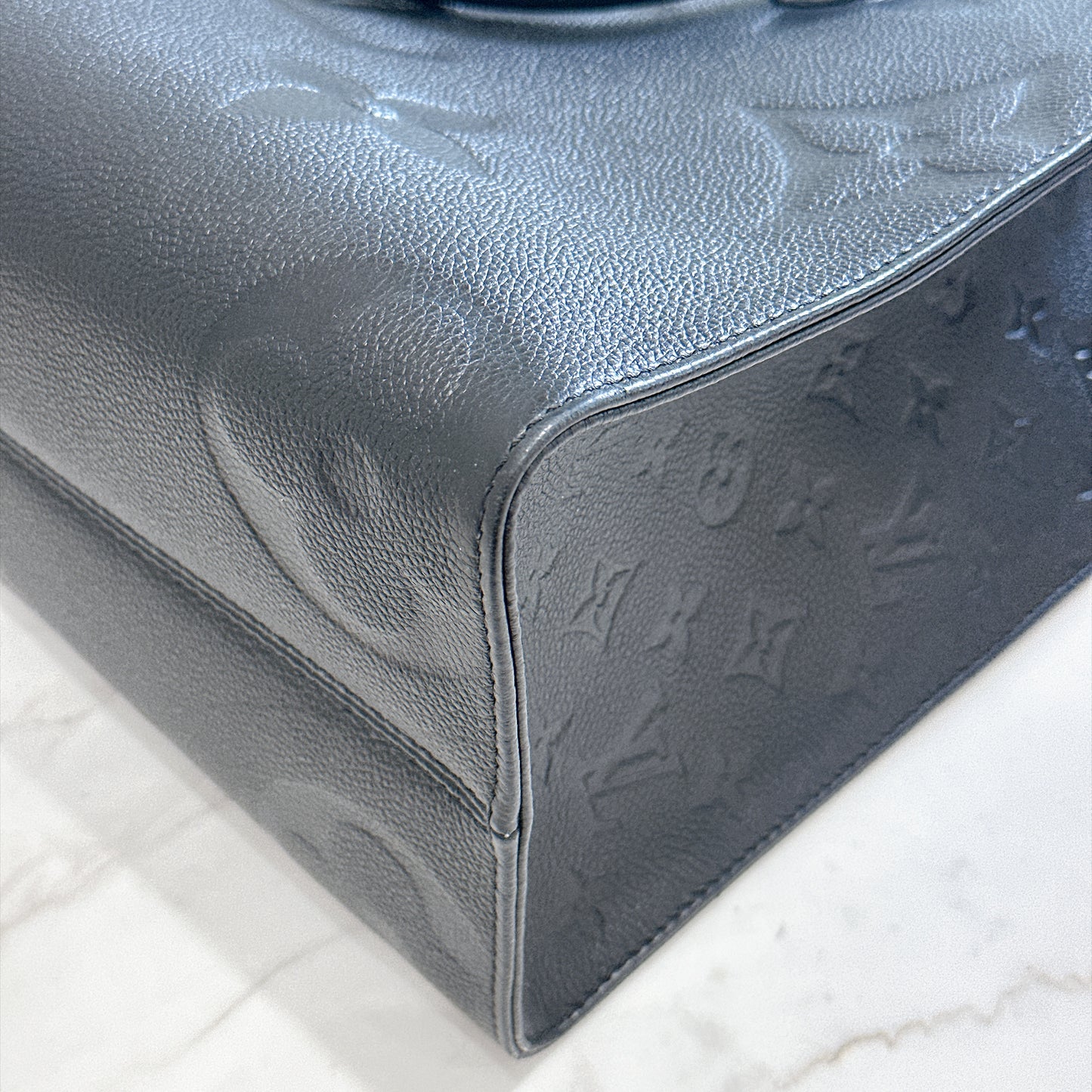 LV On The Go MM in Black