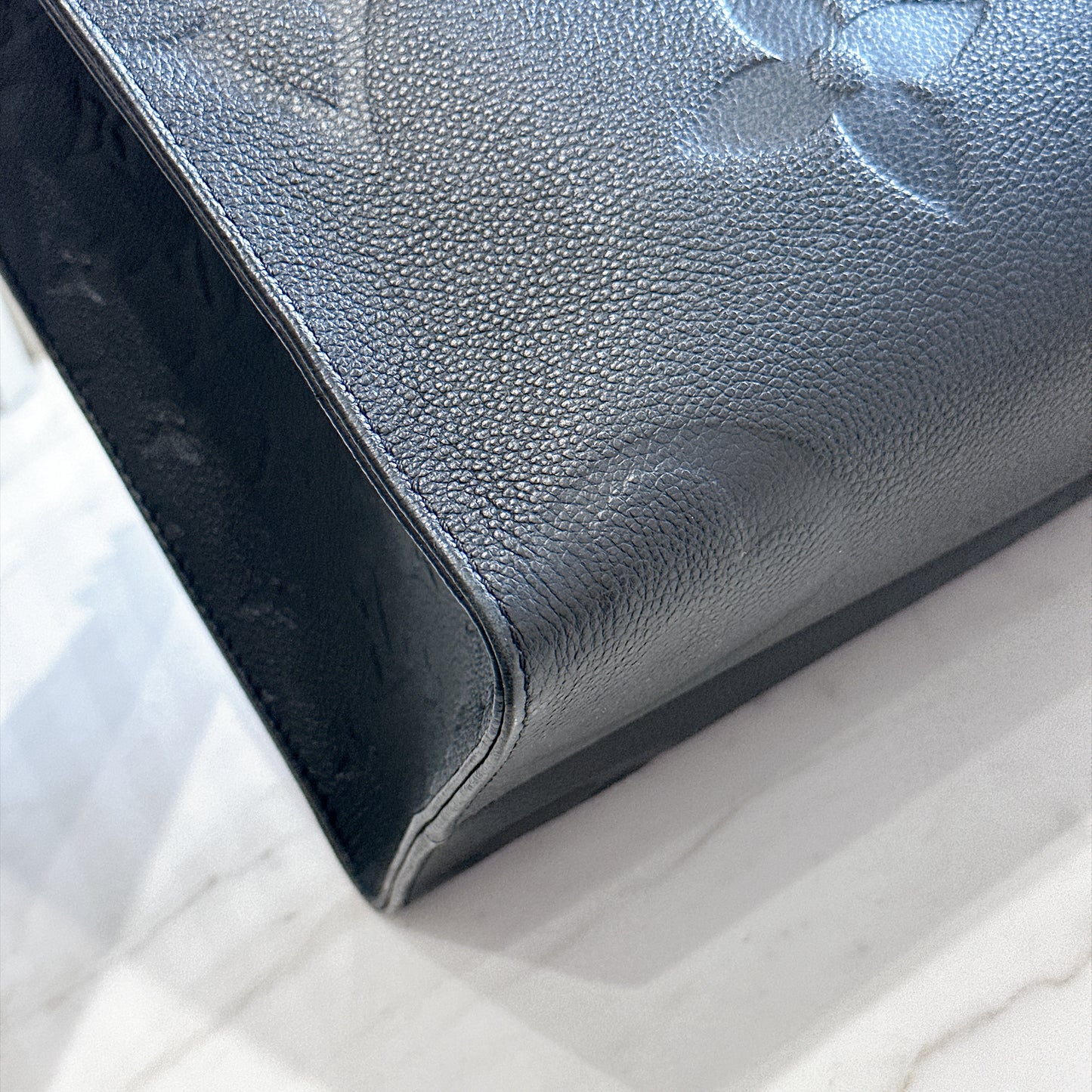 LV On The Go MM in Black