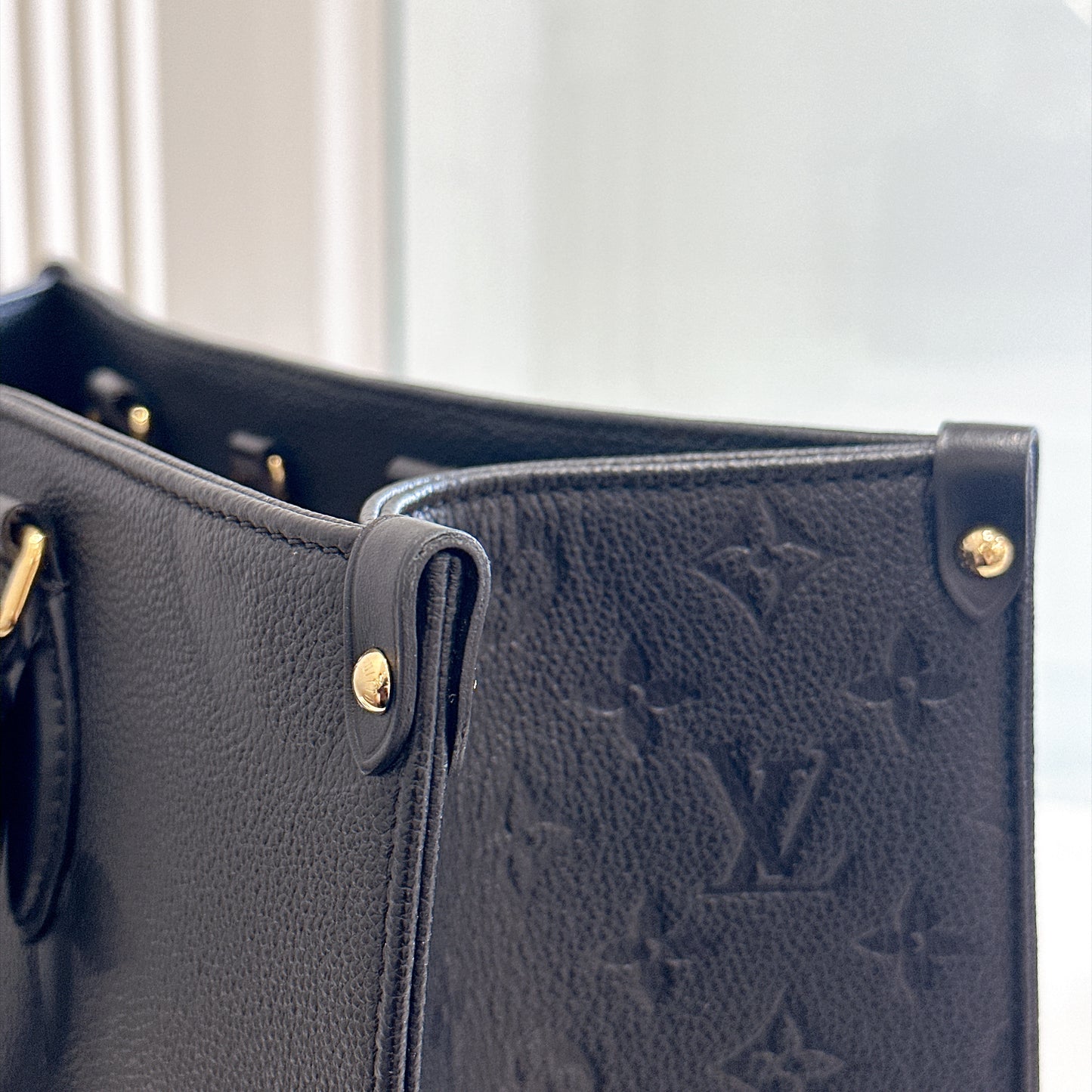 LV On The Go MM in Black