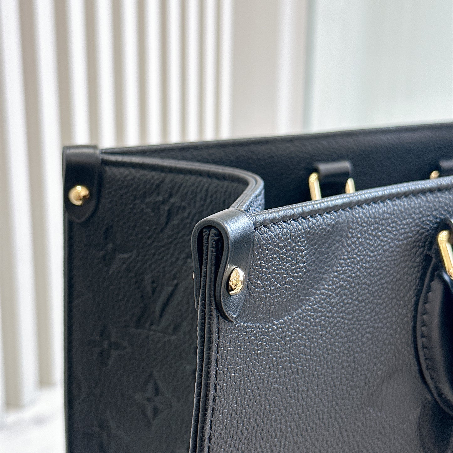 LV On The Go MM in Black