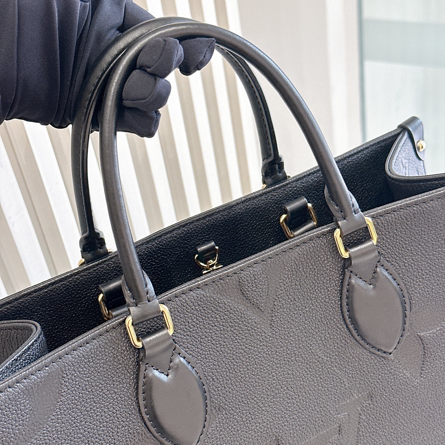 LV On The Go MM in Black