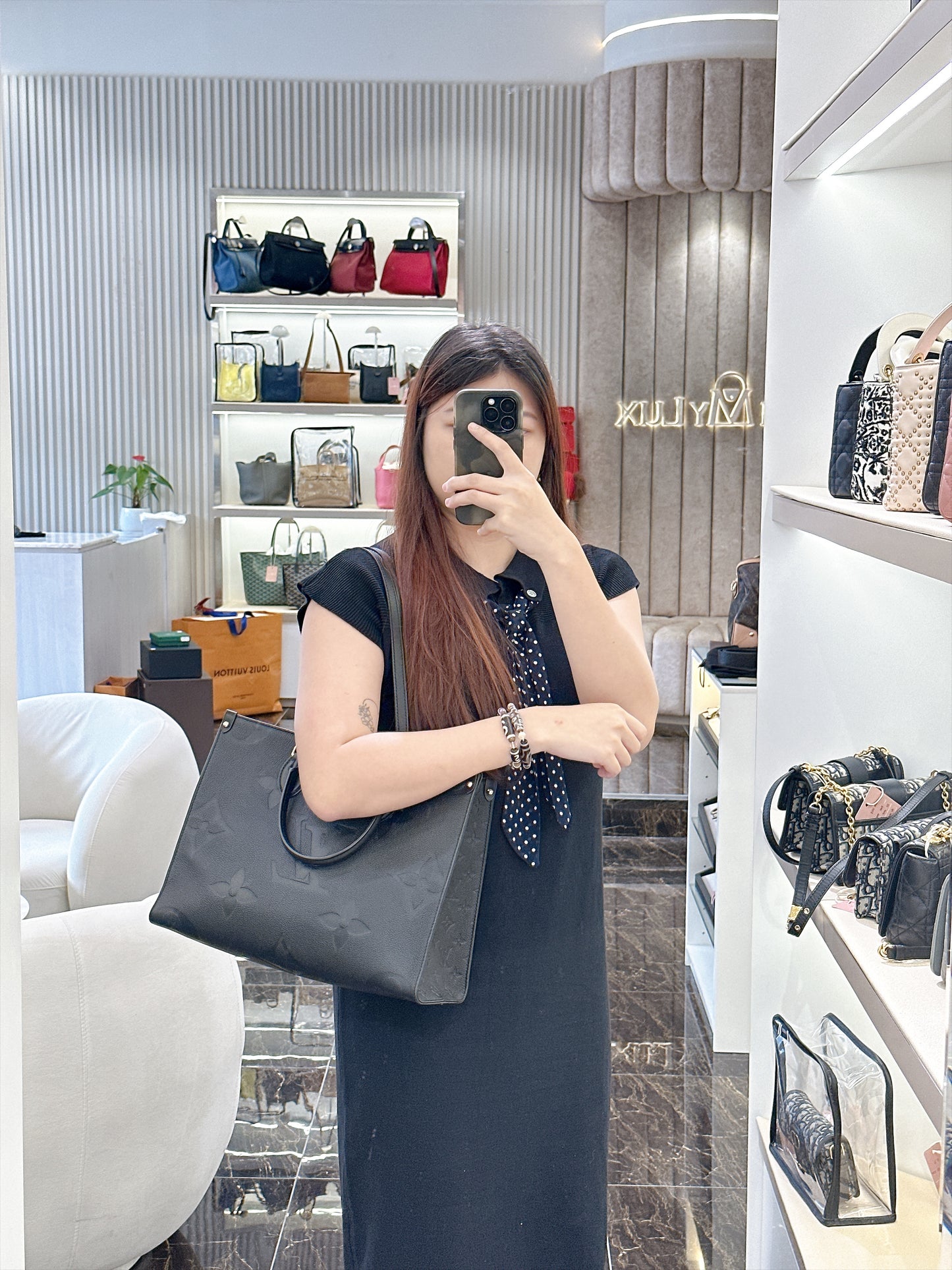 LV On The Go MM in Black