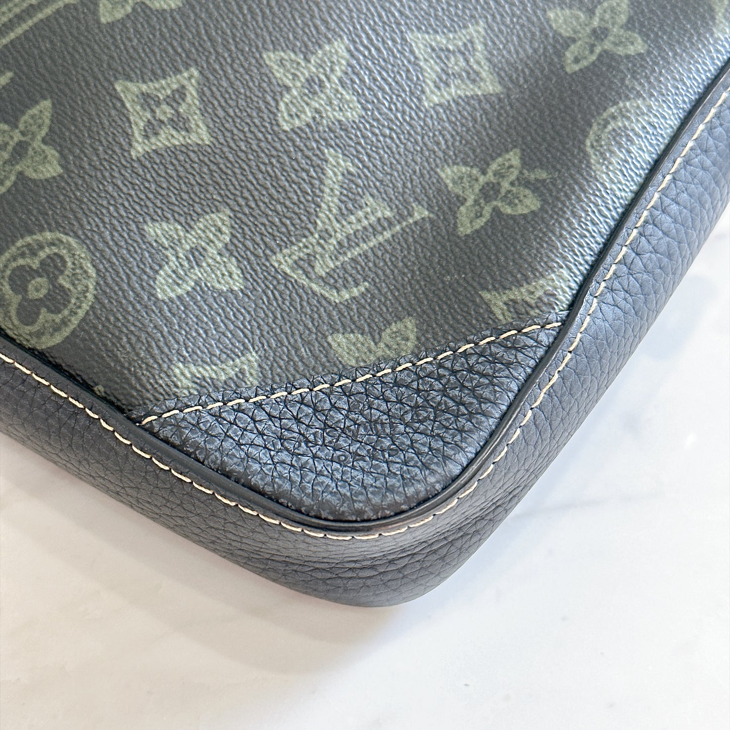 LV Trio Messenger Dark Green