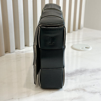 Bottega Veneta Cassette in Black