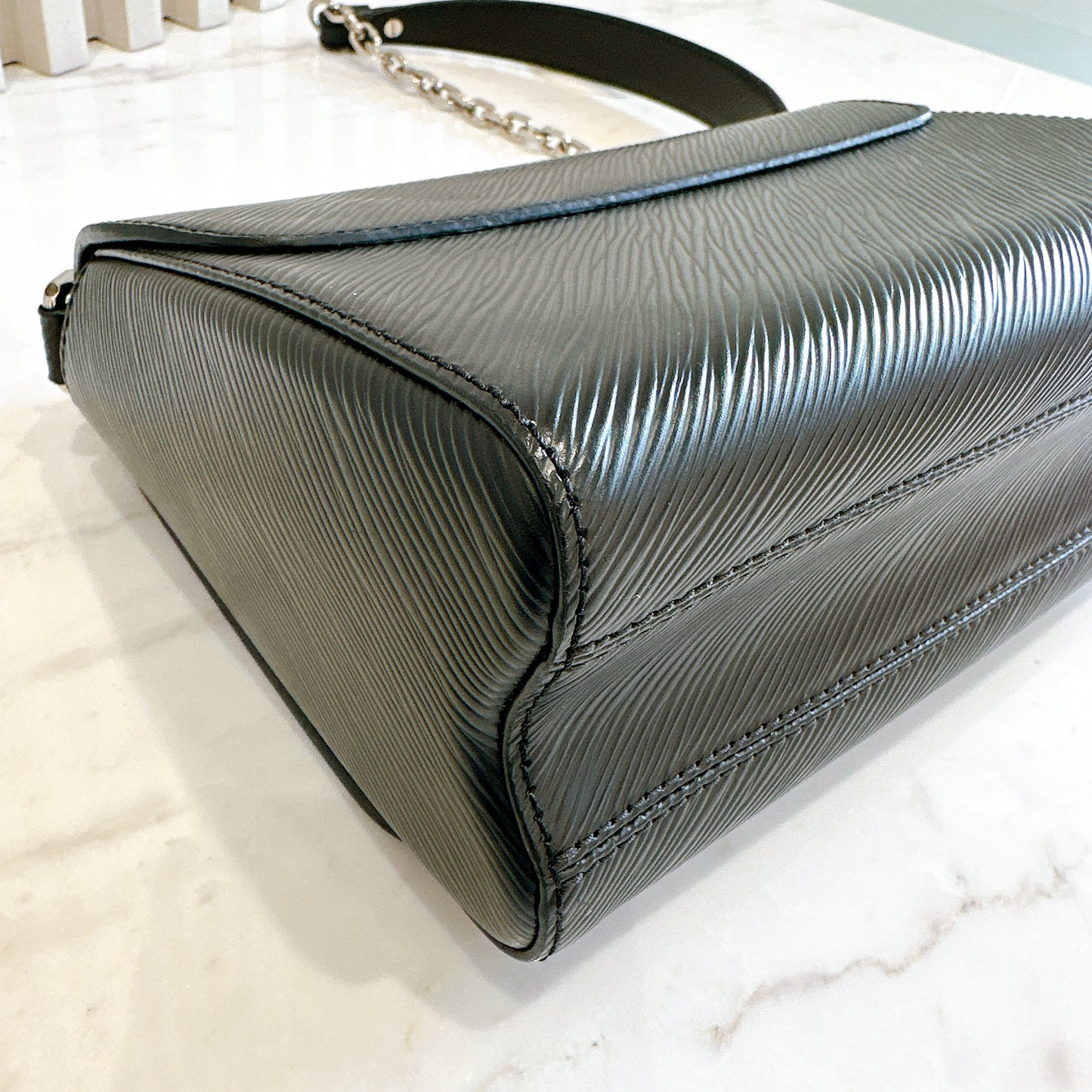 LV Twist MM in Black Epi Leather