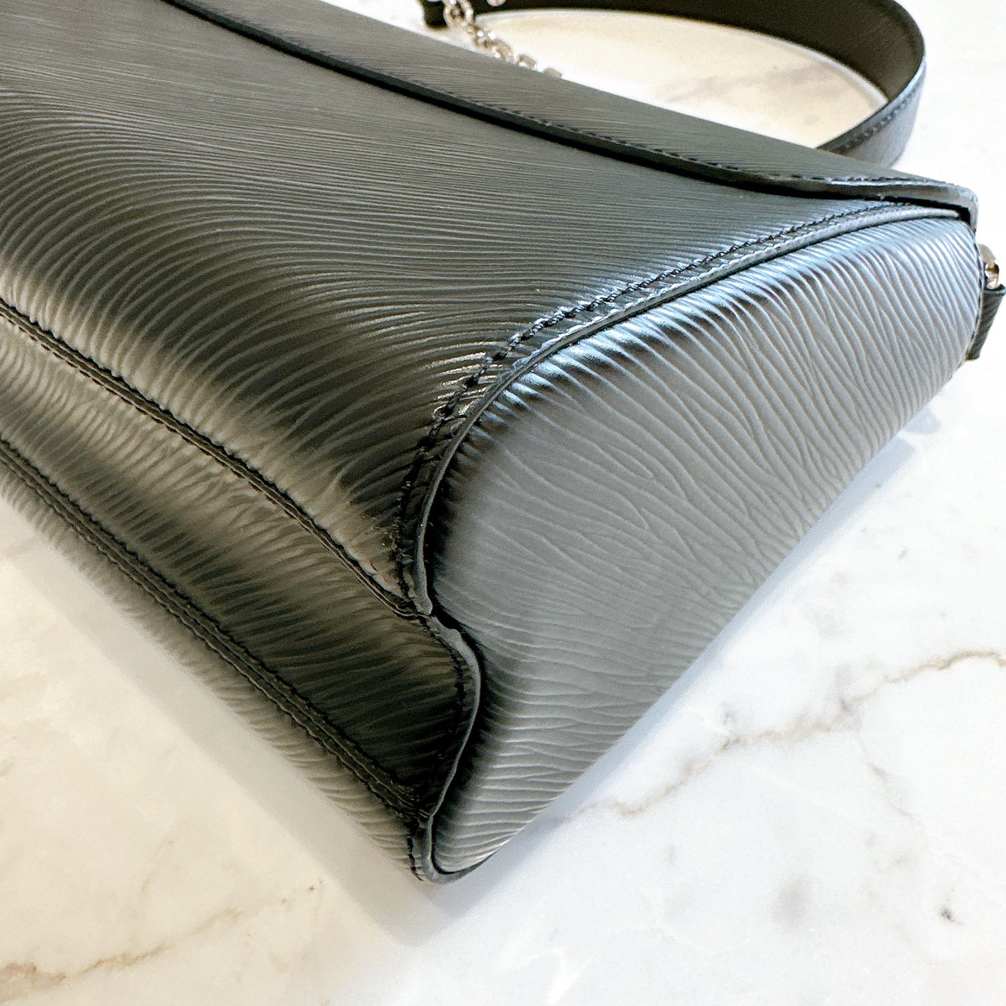 LV Twist MM in Black Epi Leather