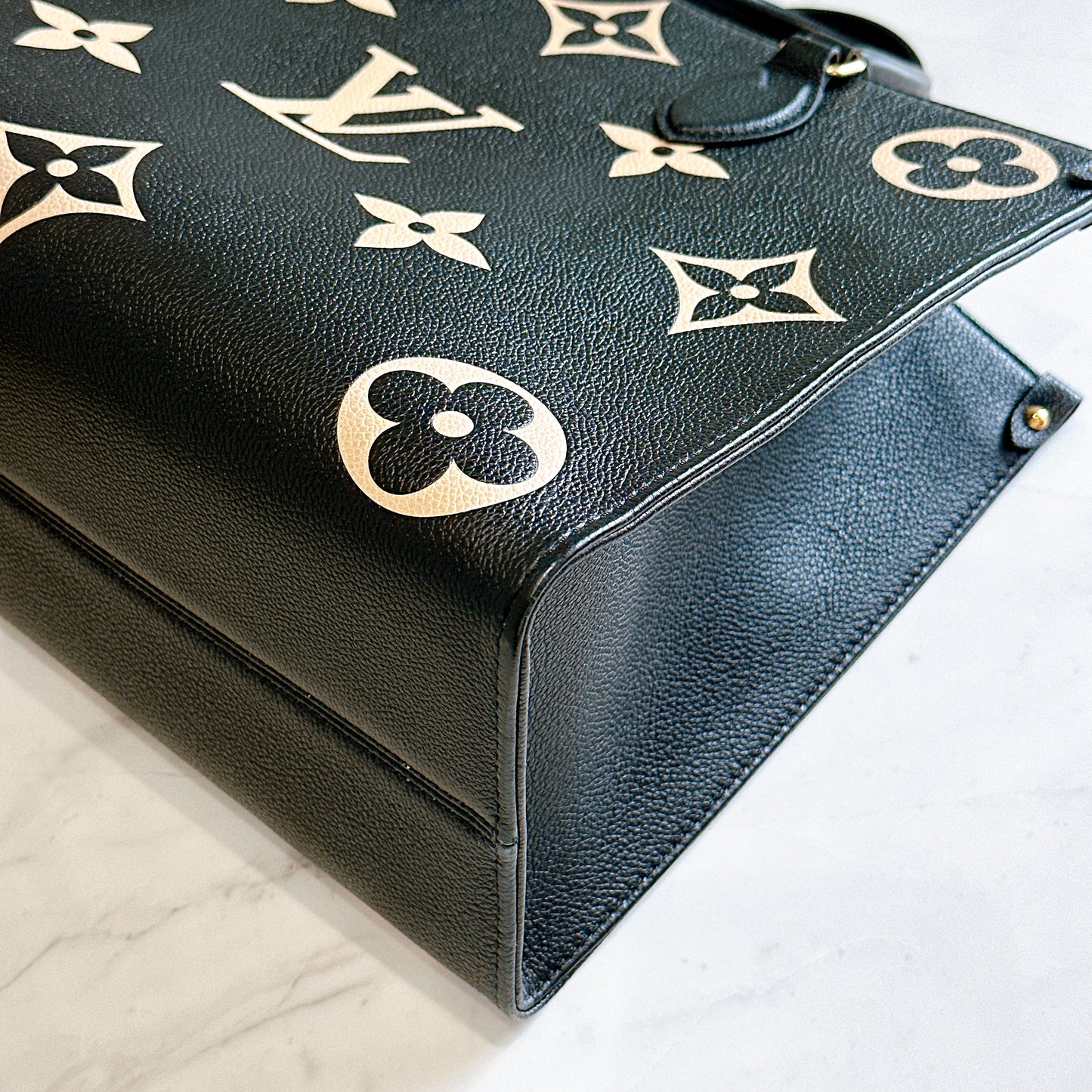 LV On The Go MM in Black and Creme