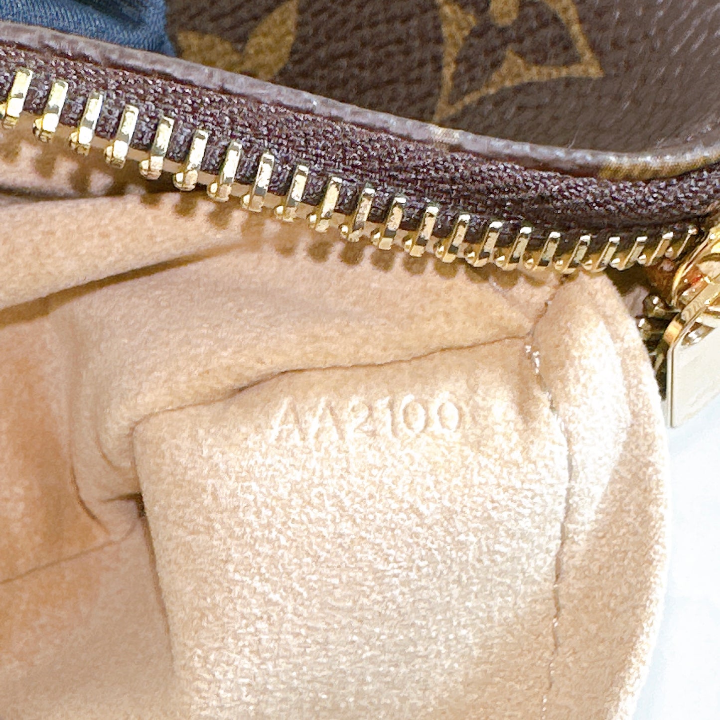 LV Pochette Milla MM