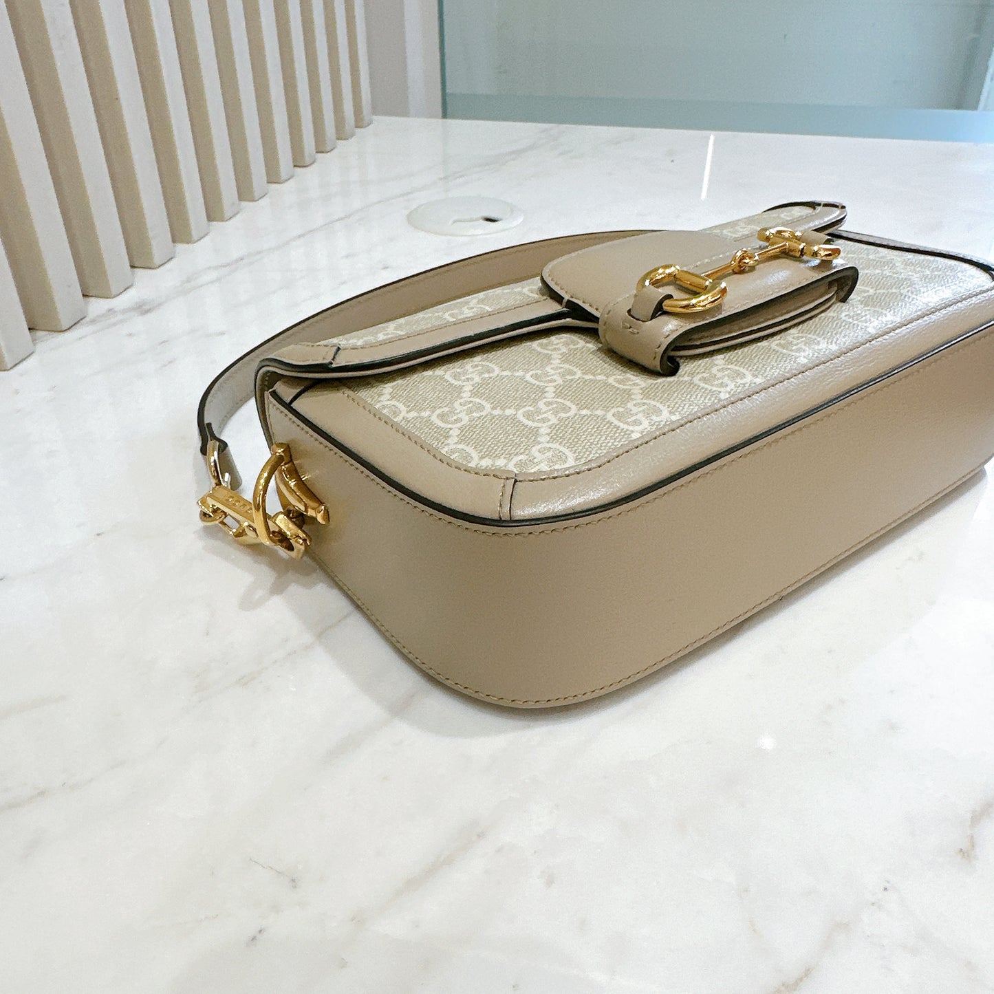 Gucci Horsebit 1955 East West in Beige/White