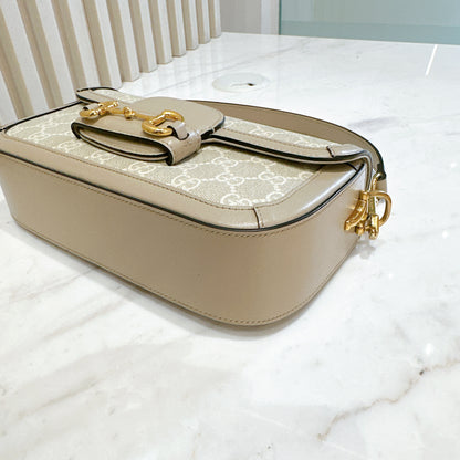 Gucci Horsebit 1955 East West in Beige/White