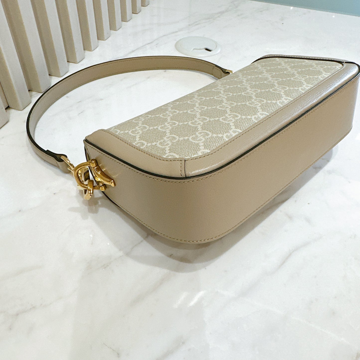 Gucci Horsebit 1955 East West in Beige/White