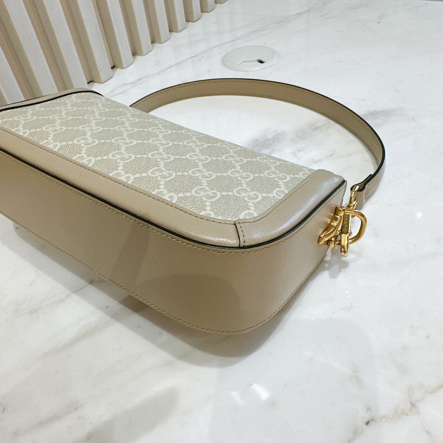 Gucci Horsebit 1955 East West in Beige/White