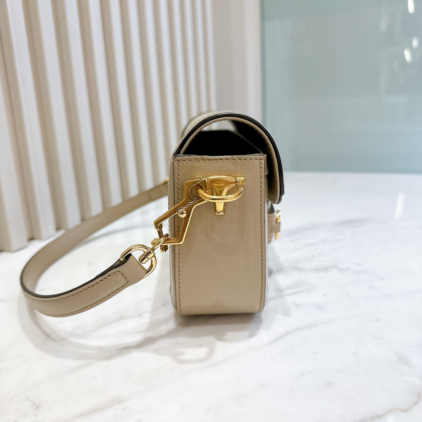 Gucci Horsebit 1955 East West in Beige/White