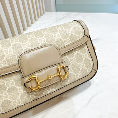 Gucci Horsebit 1955 East West in Beige/White