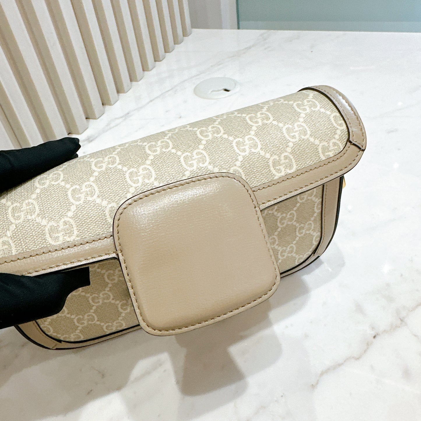Gucci Horsebit 1955 East West in Beige/White