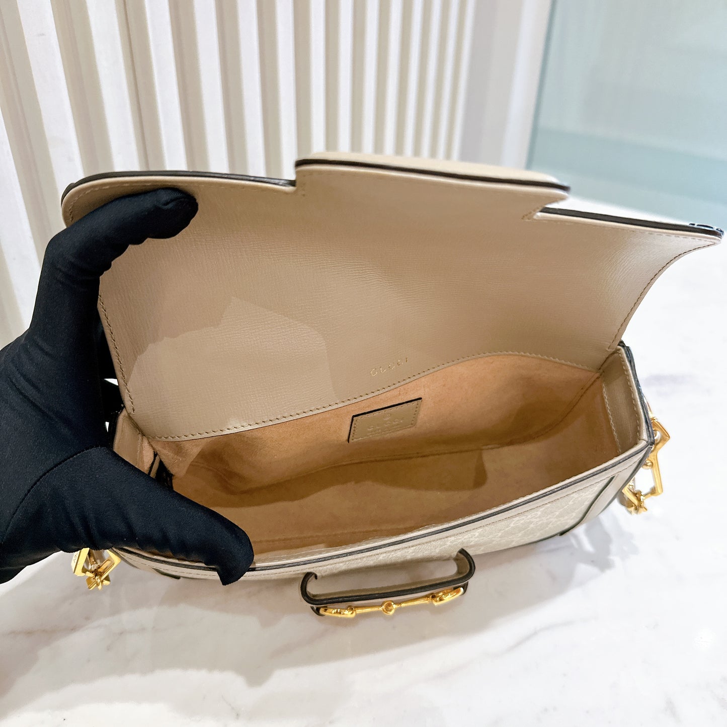 Gucci Horsebit 1955 East West in Beige/White