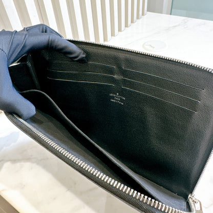 LV Epi Clutch in Black