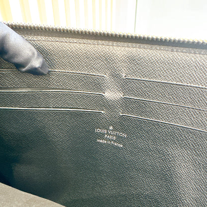 LV Epi Clutch in Black